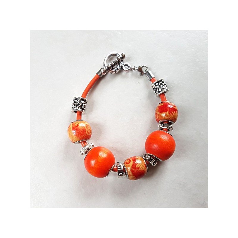 Bracelet style Pandora perles bois ethniques orange et cordon cuir Bracelet style Pandora perles bois ethniques orange et cordon cuir